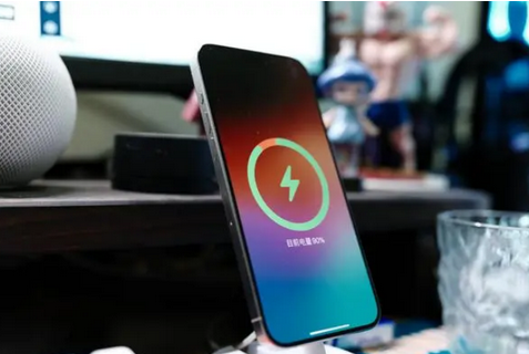 称多苹果15换屏服务分享用什么充电器给iPhone15充电更好 