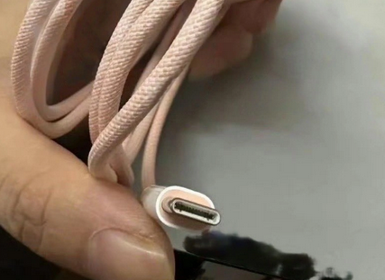 称多苹果15维修店分享iPhone15USB-C数据线长啥样